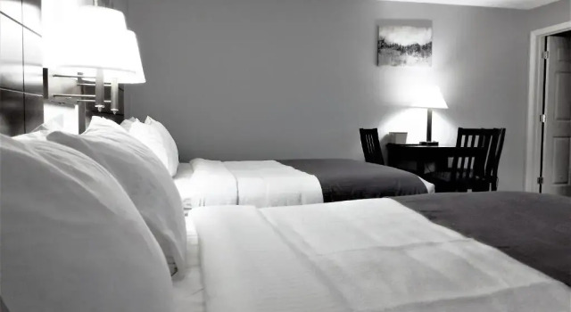 Четырёхместный номер Standard Mt. Madison Inn & Suites
