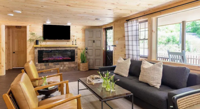 Коттедж 2 Mi to Dtwn: Spacious Gatlinburg Home w/ Hot Tub!