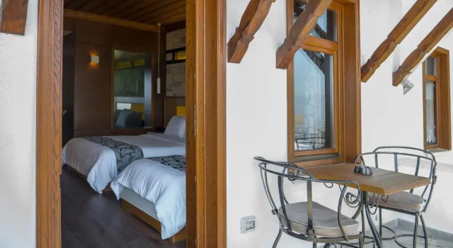 Трёхместный номер Standard с балконом KERCULLA Resort