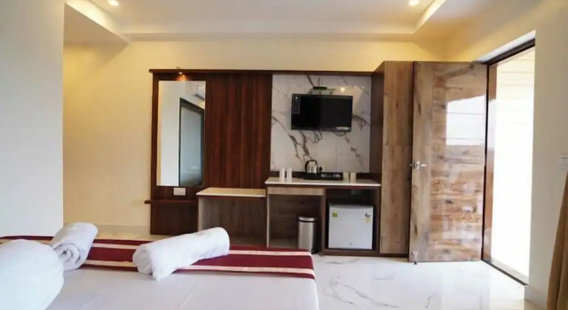 Lipi Resort and Spa, Book Ferieresort Hoteller i Mandarmani med pool, Swimmingpool