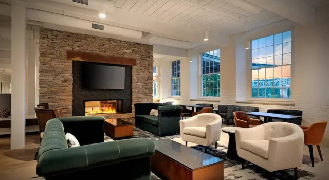 Fairfield Inn & Suites Madison Historic Eagle Cotton Mill, Book Hotel Hoteller i Madison med morgenmad, nær Schofield House, Morgenmad
