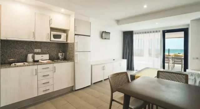 Кровать в общем номере с 3 комнатами с балконом Pins Platja Apartments
