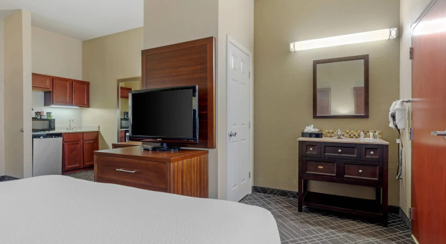 Четырёхместный люкс Comfort Suites Waco North - Near University Area
