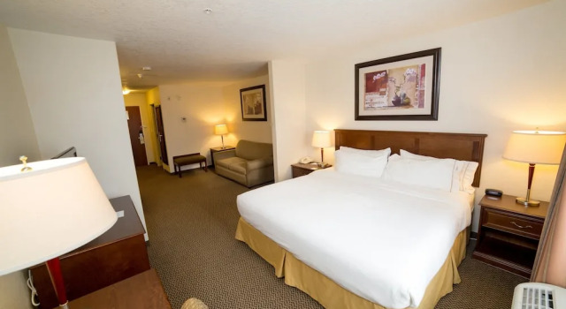 Двухместный люкс Holiday Inn Express & Suites Drayton Valley by IHG