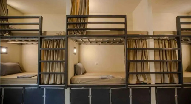 Кровать в общем номере Nest Beach Club