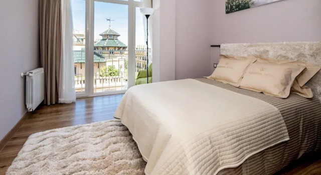 Plaza de Toros II - Recently Renovated Condo in Malaga Centre, Sea Views, 5 Mins Walk to Beach, Забронировать Отель Малага - центр Малага, рядом с Sanctuary of the Nazarene