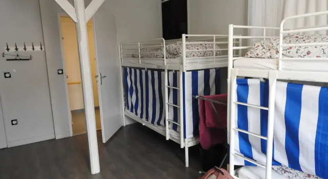 Кровать в общем номере Fontaineblhostel hostel & camping near Fontainebleau