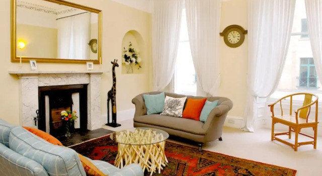 Luxury Central Old Town Suite Edinburgh, Забронировать Апартаменты/квартира Отели Эдинбурга с парковкой, рядом с Памятник Вальтеру Скотту, Парковка