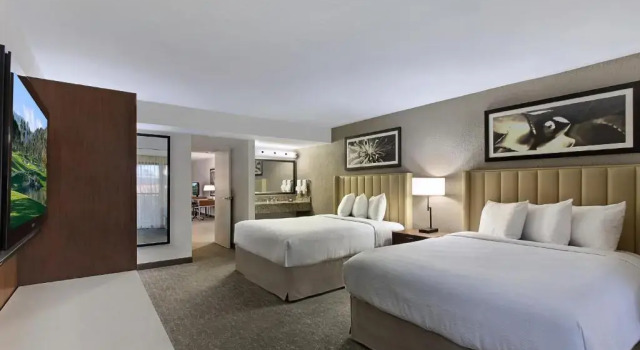 Четырёхместный люкс Embassy Suites by Hilton Palm Desert