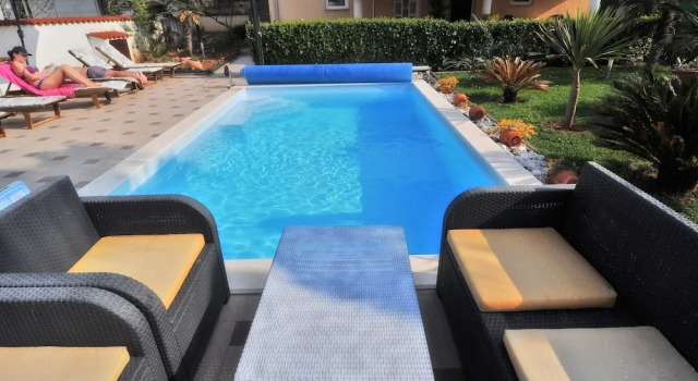 Апартаменты с 3 комнатами с балконом и с частичным видом на море Villa Vanilla with Heated Pool