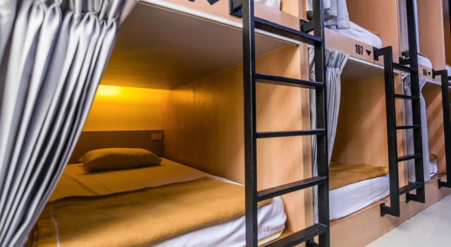 Кровать в общем номере 18 Coins Budget Hotel