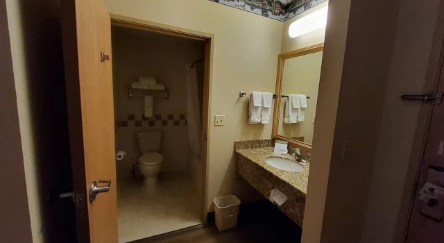 Двухместный номер Standard c 1 комнатой AmericInn by Wyndham Princeton IL