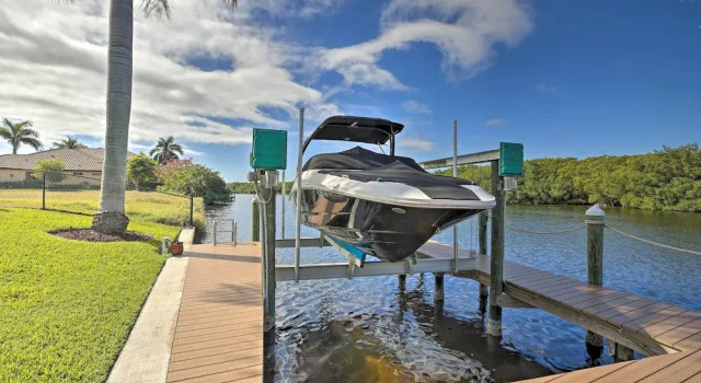 Waterfront Cape Coral Home w/ Private Dock & Lanai, Забронировать Дом для отпуска Виллы Кейп-Корал, Вилла