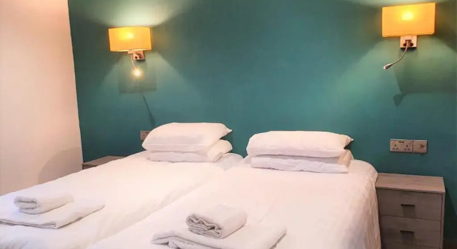 Номер Superior Bath Road Apartments