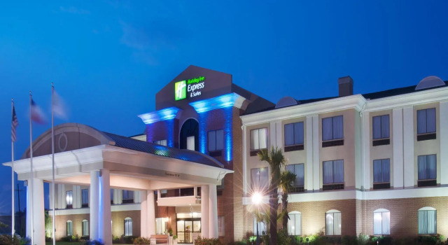 Четырёхместный номер Standard Holiday Inn Express Hotel & Suites Orange by IHG