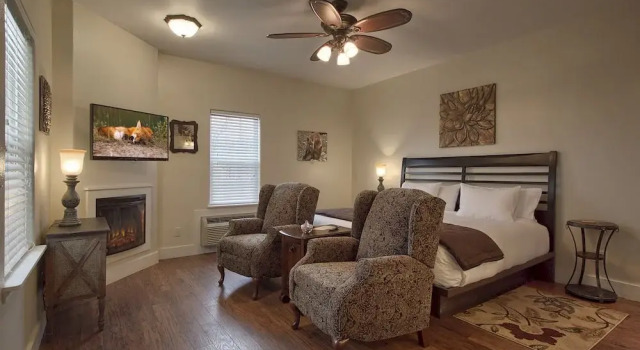 Serenity Bliss - Downtown Retreat with Pool & Hot Tub, Забронировать Отель Фредериксберг Texas Wine Country, рядом с Театр Rockbox