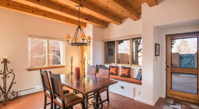 Коттедж с балконом Serenidad - Delightful Vacation Home, Walk to The Plaza and Canyon Rd