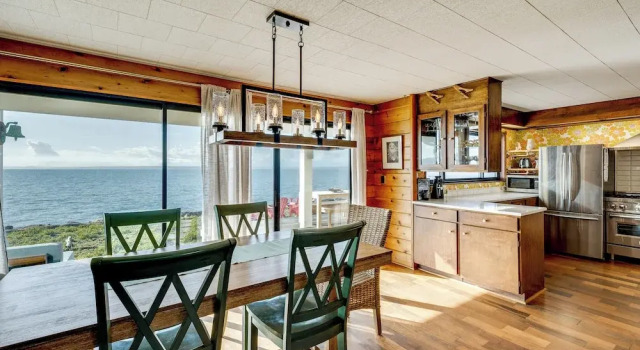 Whale Watch & Relax Fireside: Puget Sound Gem!, Buchen Sie Ferienhaus Villen in Island County, Villa