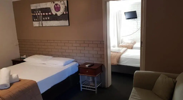 Четырёхместный номер Comfort Centrepoint Motor Inn