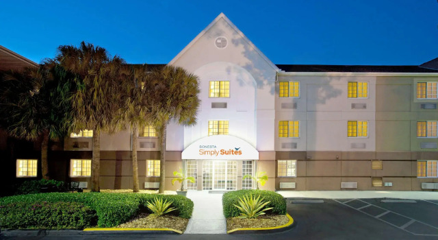 Кровать в общем номере Sonesta Simply Suites Miami Airport Doral