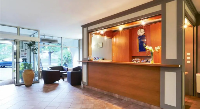 Kyriad Frejus Port - Saint Raphael, Забронировать Отель Фрежюс Var coast, рядом с Porte d'Orée