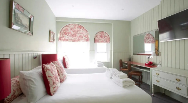 Четырёхместный номер Comfy Georgian House Hotel