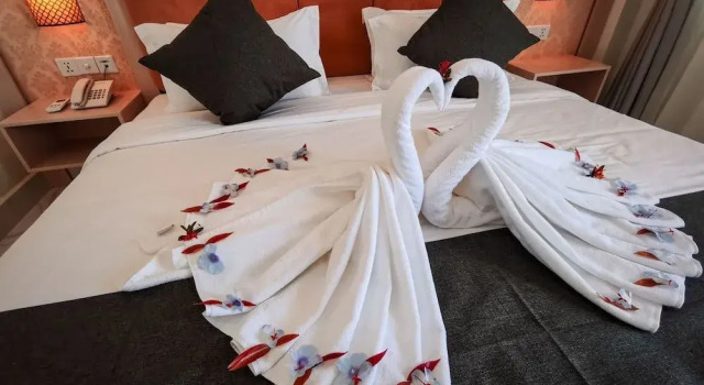 Sangkahak Mith Hotel, Rezerwuj Hotel Hotele w Kep z parkingiem, Parking