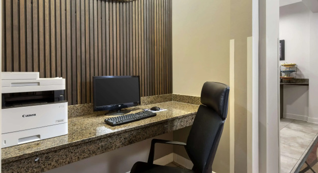 Best Western Plus - Albert Lea, Varaa Hotelli Hotellit Minnesota pysäköinnillä, Pysäköinti