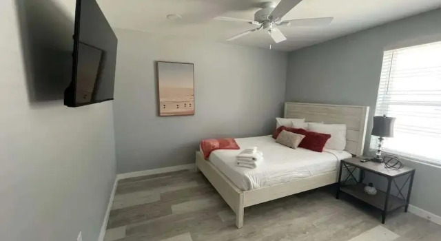 Четырёхместный коттедж с видом на сад Charming 2 Bedroom, 1 Bath Duplex Just Blocks From the Beautiful Beachfront