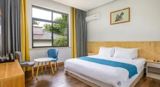 Кровать в общем номере Anji Huifengge · Family-Friendly Vacation Home with Pool, Stream Access, and Mountain Views