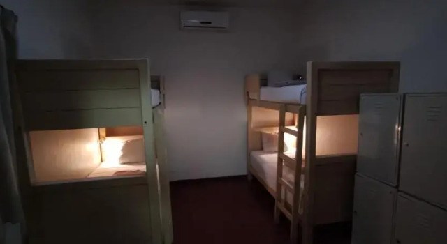 Кровать в общем номере Hostal de Las Américas