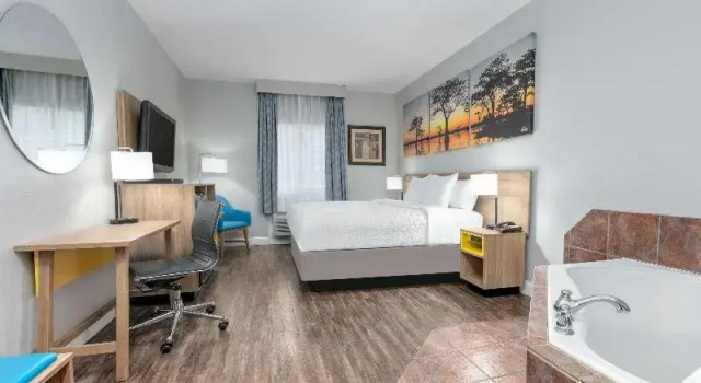 Трёхместный номер Business Days Inn & Suites by Wyndham Cabot