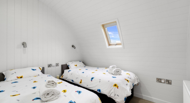 Chalet in Hertford With Lakeview Hot Tub, Varaa Mökki Mökit kohteessa Merseyside, Mökki