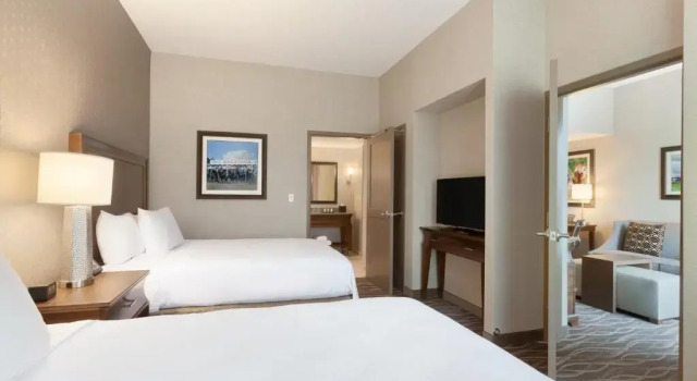 Четырёхместный номер Standard Embassy Suites Saratoga Springs