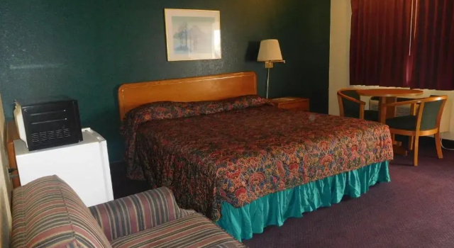 Четырёхместный номер Standard Holiday Motel Lordsburg I-10