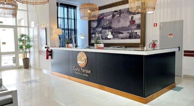 Bulldog Inn Duna Parque Resorts & Hotels, Забронировать Отель «постель и завтрак» Отели Вила-Нова-де-Милфонтеш с парковкой, рядом с Sao Clemente Fort, Парковка