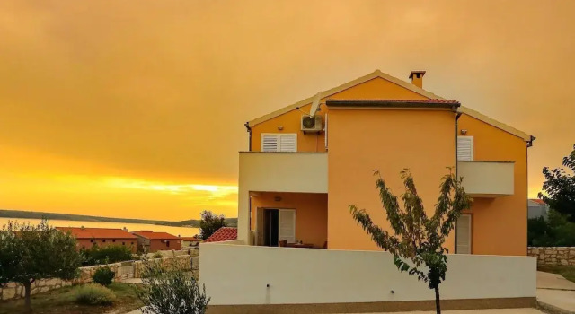 Spasious Two Storey Holiday Home With Great Sea View Terrace 300M From The Sea, Забронировать Апартаменты/квартира Апартаменты Ясенице, Апартаменты/квартира