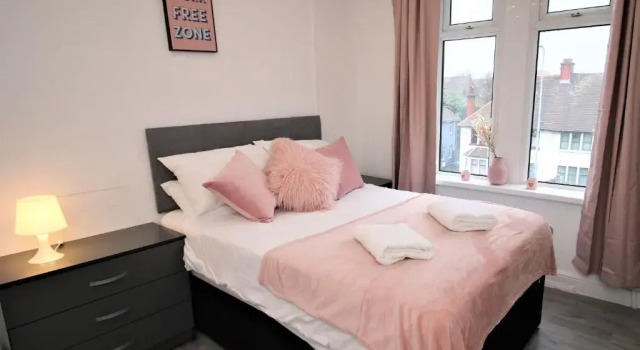 Free Local Parking - Fast WiFi - Sleeps 10 Guests by PROPERTY PROMISE