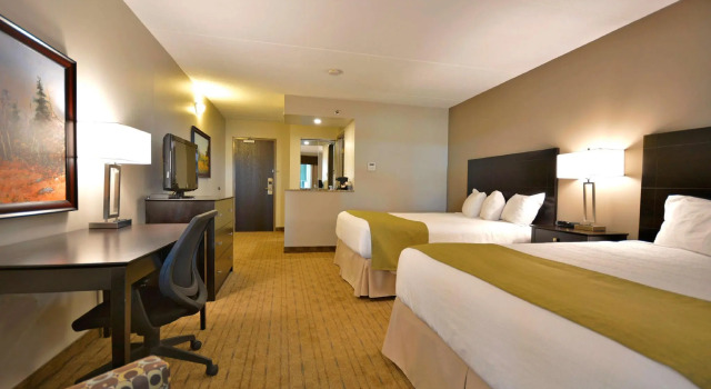Четырёхместный номер Standard с видом на бассейн Best Western Pembroke Inn & Conference Centre