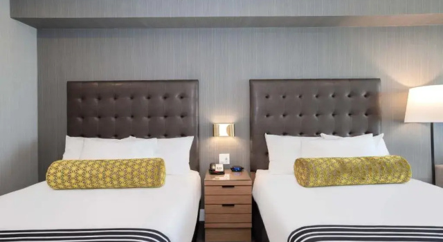 Четырёхместный номер Standard Sandman Hotel Hamilton