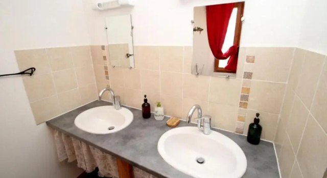 Кровать в общем номере La Ptite Auberge