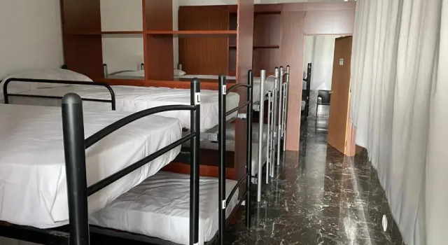 Кровать в общем номере Albergue La Estación