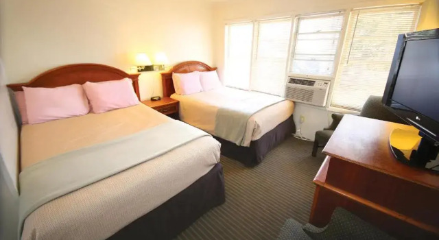 Четырёхместный номер Standard Oceanic Motel