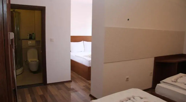 Четырёхместный номер Standard с балконом и с видом на город Hotel Centrum Prizren