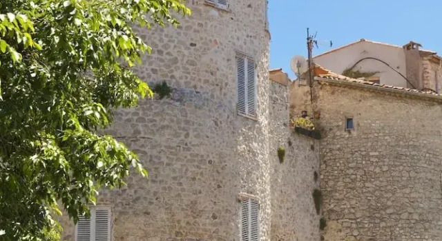 Prime Location for This 1 Bedroom Apartment Full of Charm in the Heart of the ol