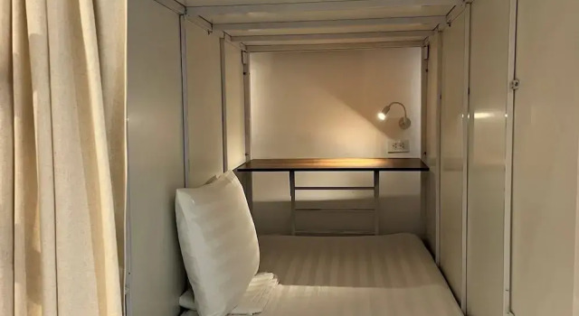 Кровать в общем номере с видом на город Urban Slumber Hostel