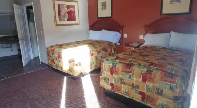 Четырёхместный номер Standard Western Inn & Suites