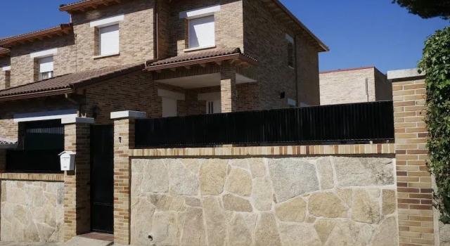 Casa Rural el Reencuentro "Grupo Mirando a Gredos", Забронировать Отель Отели Кадальсо-де-лос-Видриос 3 звезды, рядом с Венский дворец, 3*
