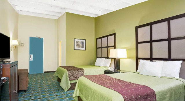 Четырёхместный номер Standard Days Inn by Wyndham Southington