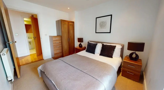 Inviting 2-bed/2-bath Apartment in London